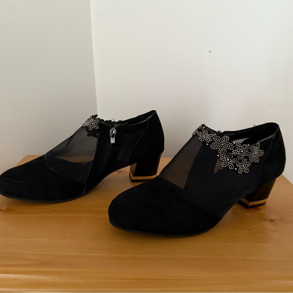 Elegant Black Women's Shoes with Floral Detail